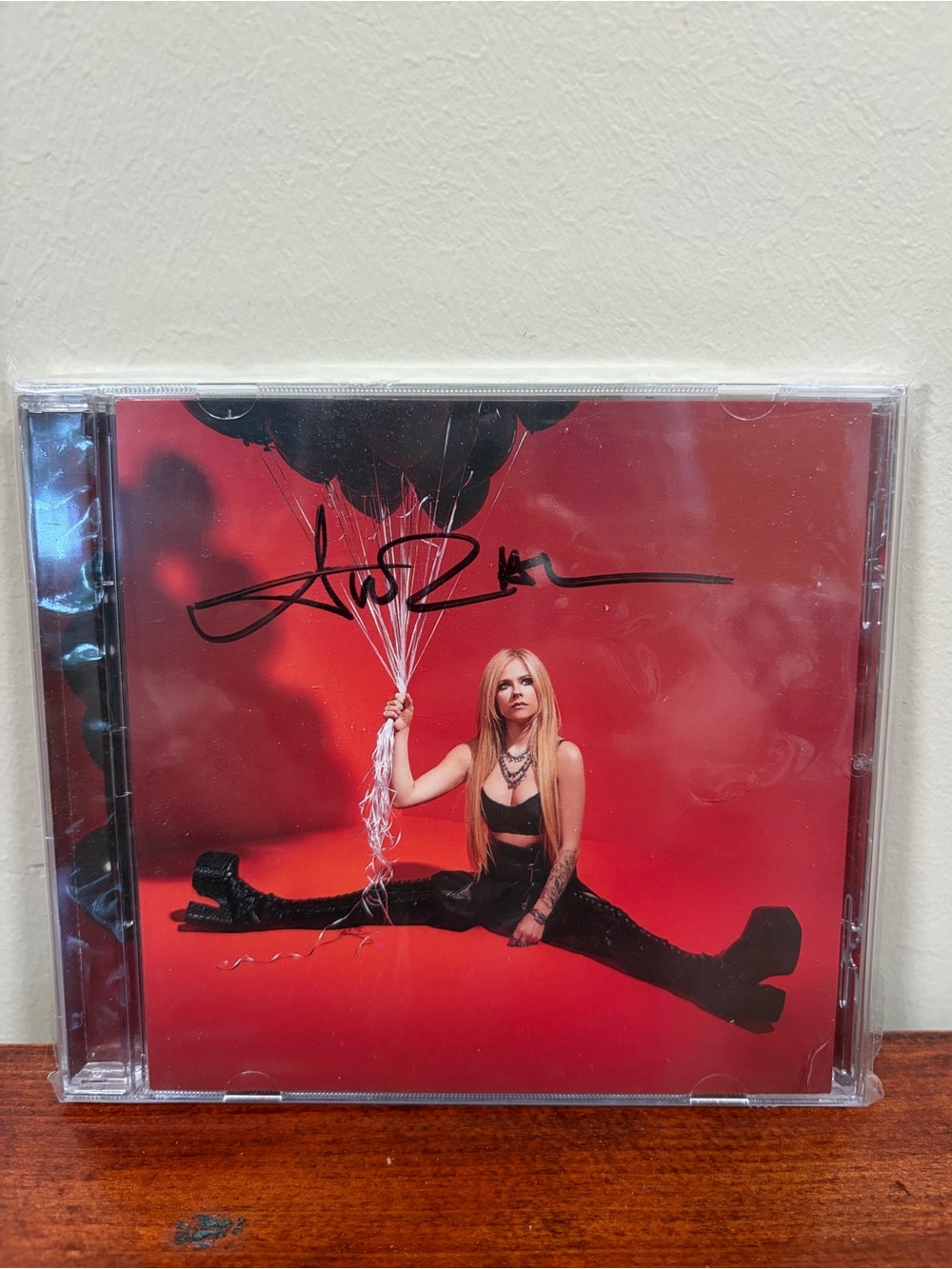 SIGNED Avril Lavigne - Luv Sux CD